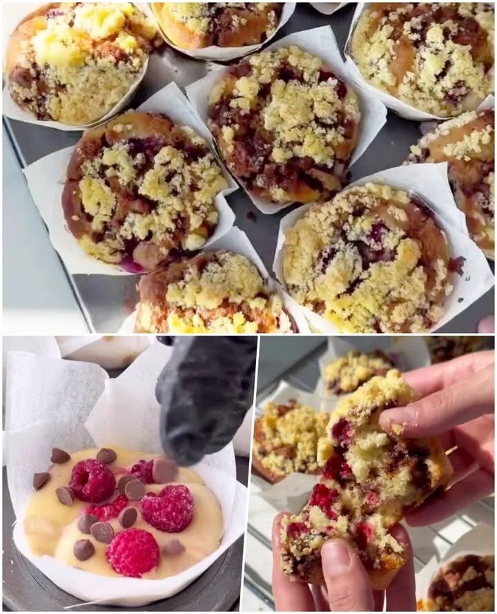 Brioșe cu zmeură pufoase și delicioase servite pe un platou