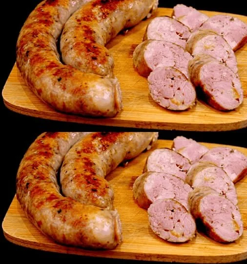 Cârnați de casă din carne de porc proaspătă și condimentată