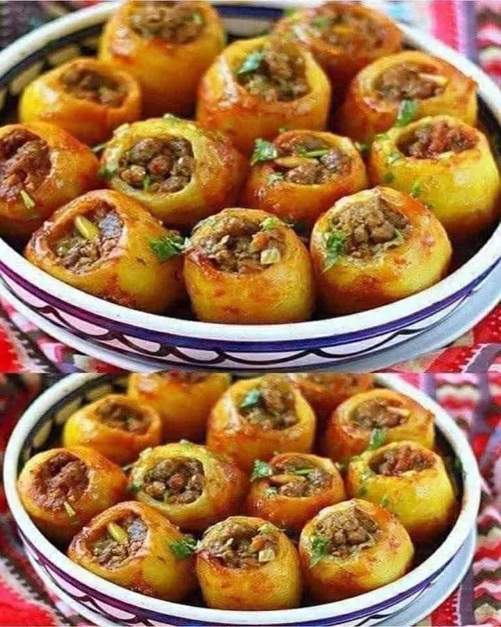 Cartofi umpluți Cartofi umpluți suculenți, preparați cu ingrediente delicioase și aromate.