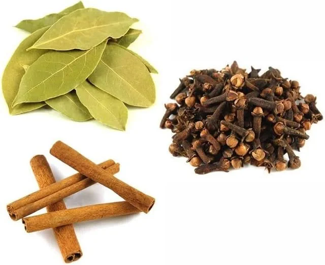 Ceai de cuișoare servit într-o cană elegantă, evidențiind aroma sa unică.