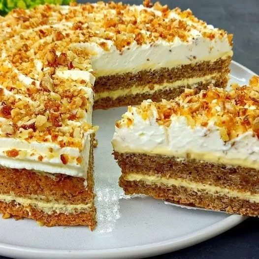 Prăjitură cu nuci proaspete, delicioasă și apetisantă, ideală pentru deserturi