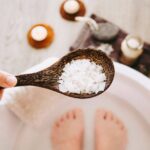 Beneficiile băii de picioare cu sare și bicarbonat: un remediu natural pentru sănătatea ta Adding,Magnesium,Chloride,Vitamin,Salt,In,Foot,Bath,Water,,Solution.