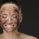 Masca cu zaț de cafea și iaurt: Exfoliere delicată pentru o piele strălucitoare Face,Skin,Scrub.,Portrait,Of,Sexy,Smiling,Female,Model,Applying